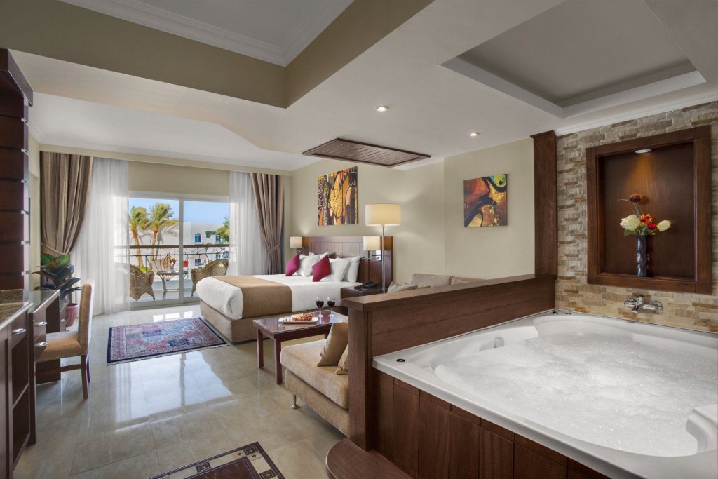 Двухместный люкс Premium с видом на бассейн Отель Sultan Gardens
