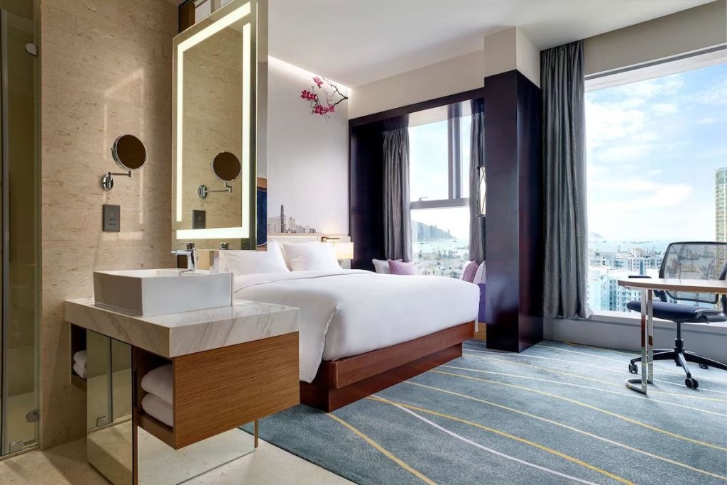 Deluxe Double Suite with harbour view Hilton Garden Inn Hong Kong Mongkok