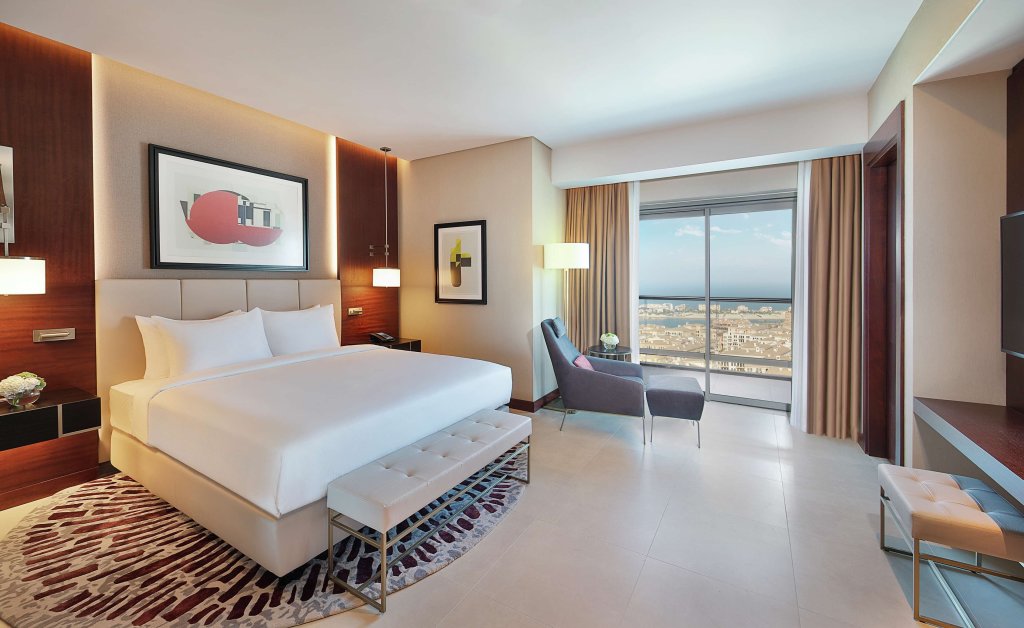Люкс Skyline с 2 комнатами с балконом и с видом на море Hilton Doha The Pearl