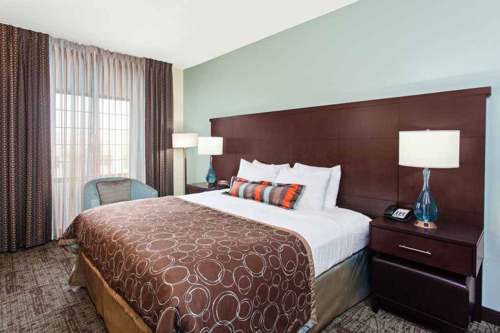 Suite 1 camera da letto Staybridge Suites Irvine East/Lake Forest, an IHG Hotel