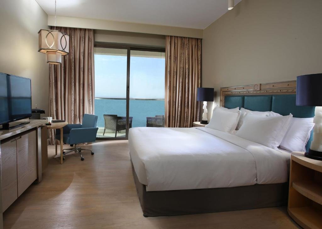 Четырёхместный номер Deluxe Hilton Dead Sea Resort & Spa