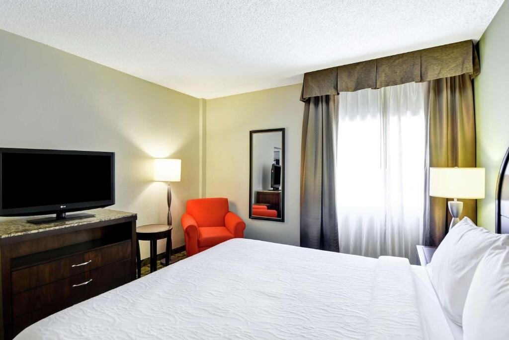 Двухместный люкс c 1 комнатой Hilton Garden Inn Phoenix Midtown