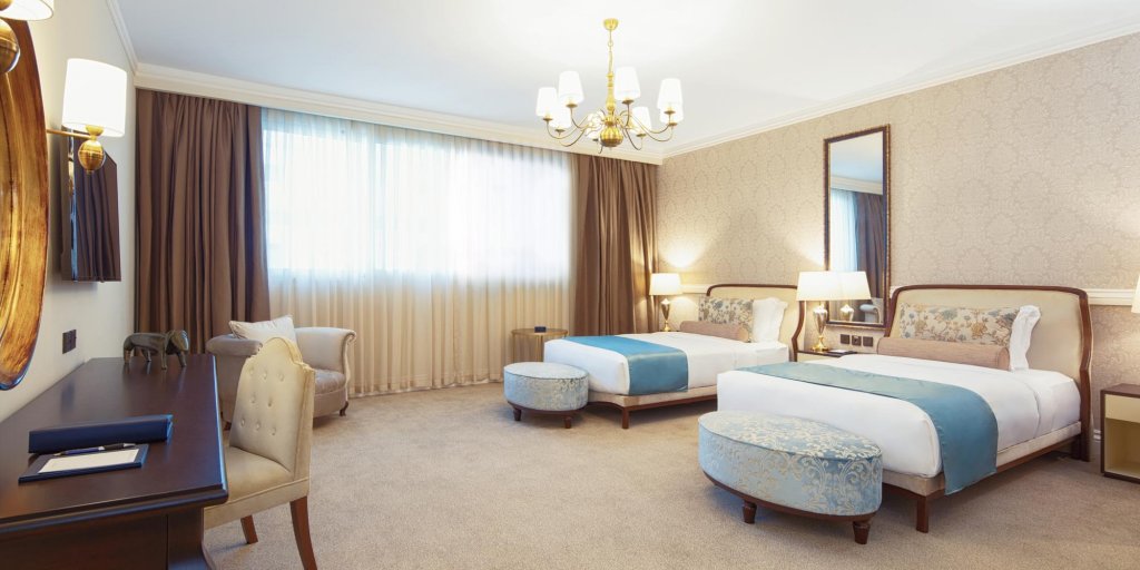 Четырёхместный люкс Queen Elizabeth Dukes The Palm, a Royal Hideaway Hotel