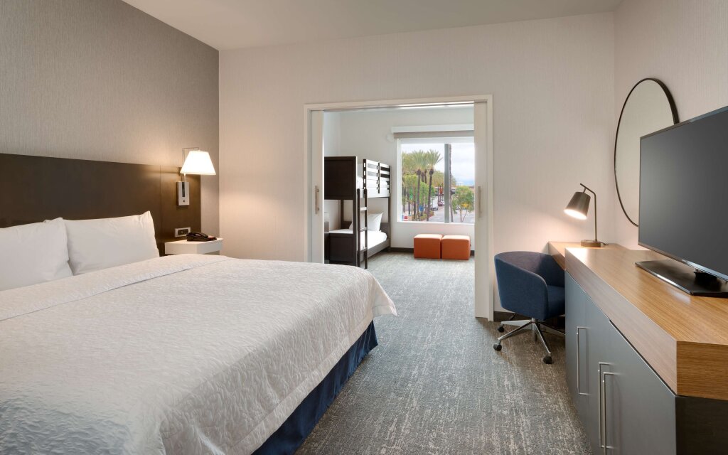 Номер Deluxe Hampton Inn & Suites Anaheim Resort Convention Center