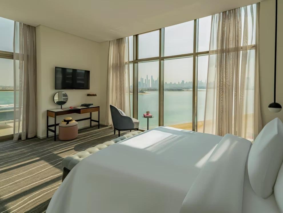 Люкс Palm с 2 комнатами с балконом и с видом на море Th8 Palm Dubai Beach Resort Vignette Collection, an IHG hotel