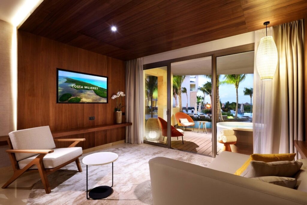 Ambassador WEB exclusive Beachside Swim up Double Suite TRS Coral Hotel