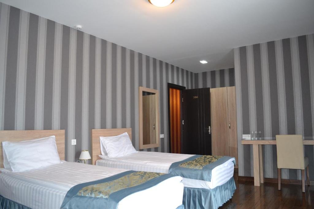 Standard Dreier Zimmer Edelweiss Hotel