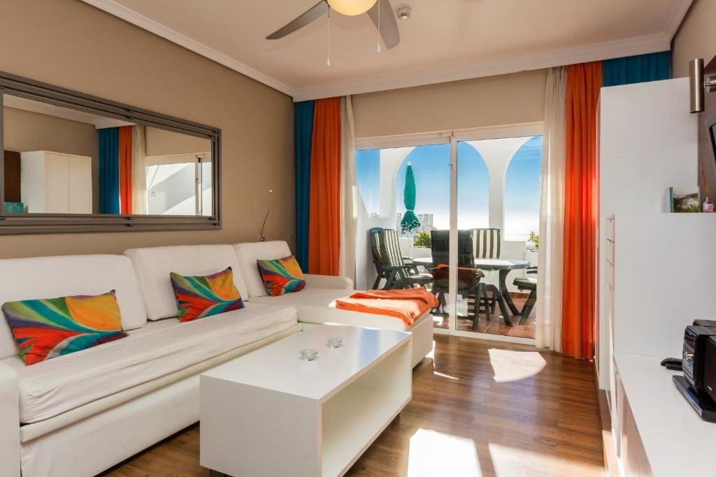 Студия с красивым видом из окна Regency Torviscas Apartments and Suites