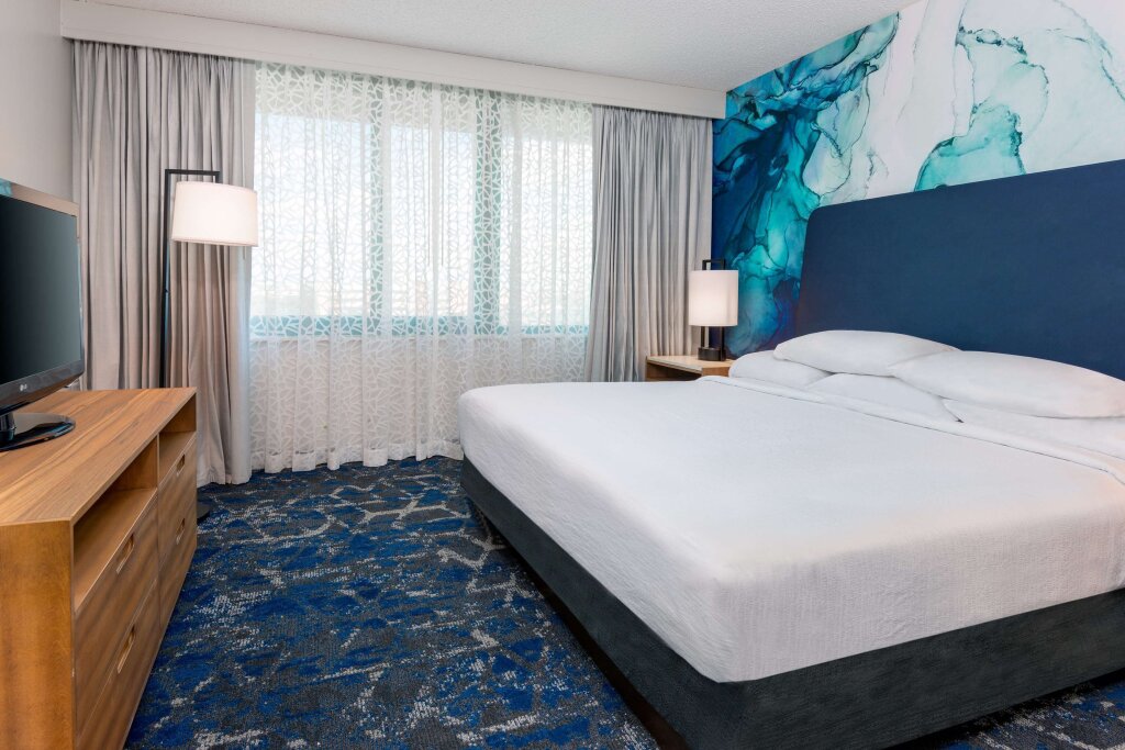 Двухместный люкс Premium с 2 комнатами Embassy Suites by Hilton Tampa USF Near Busch Gardens