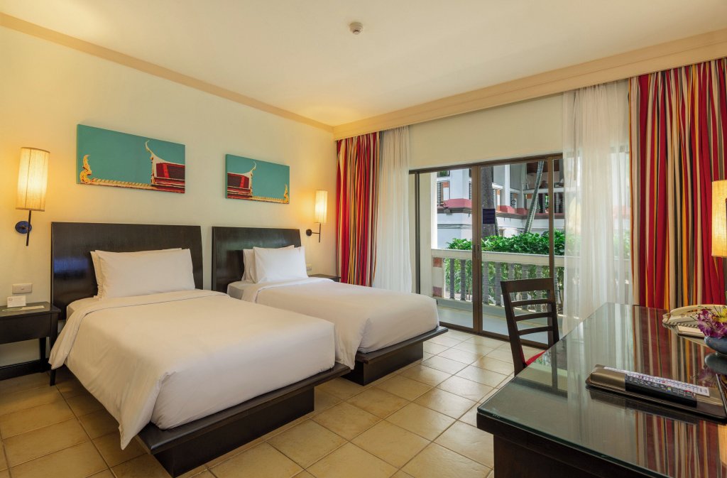 Четырёхместный люкс семейный с 2 комнатами Centara Kata Resort Phuket - SHA Plus