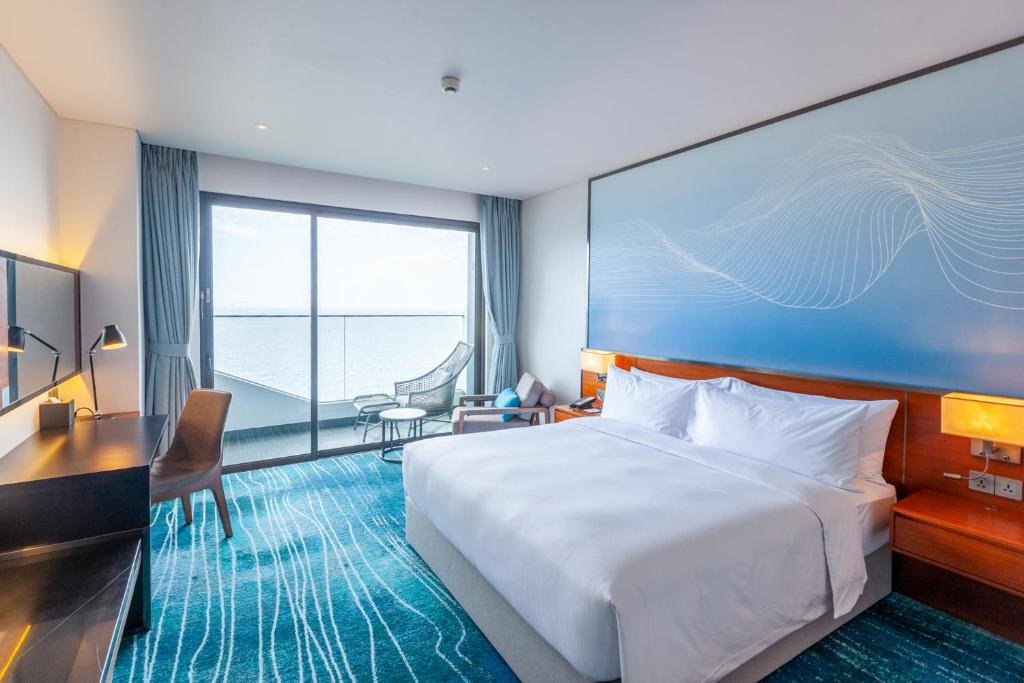 Deluxe Double room with balcony and with ocean view Hilton Garden Inn Da Nang