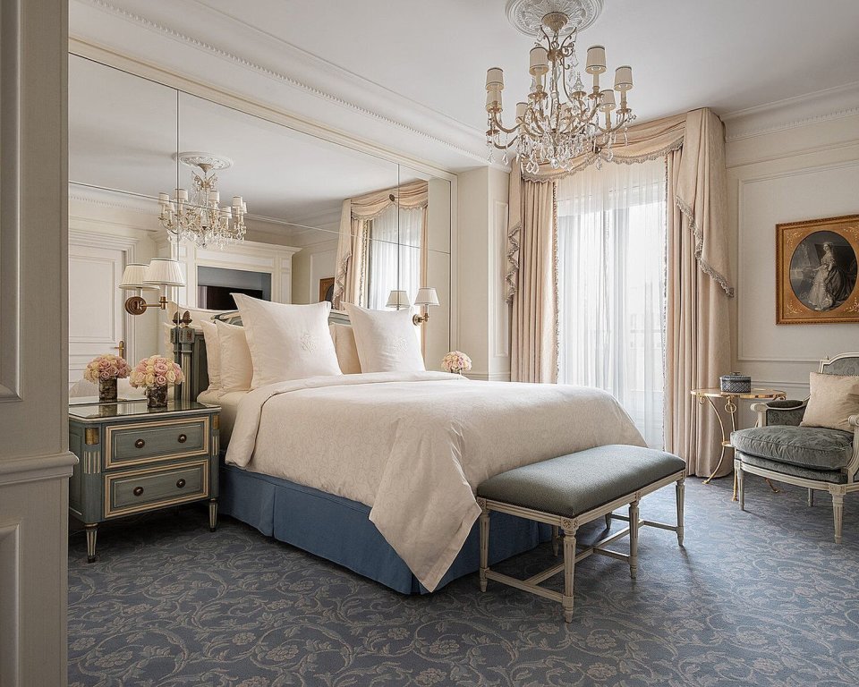 Двухместный люкс Deluxe с балконом Four Seasons Hotel George V Paris