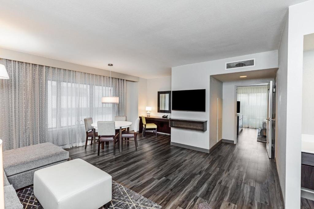 Двухместный люкс для некурящих Deluxe Corner с 2 комнатами Embassy Suites by Hilton Houston-Energy Corridor