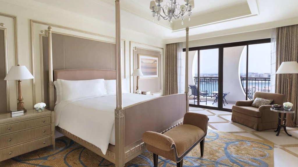 Клубный люкс Royal с 2 комнатами The Ritz-Carlton Abu Dhabi, Grand Canal
