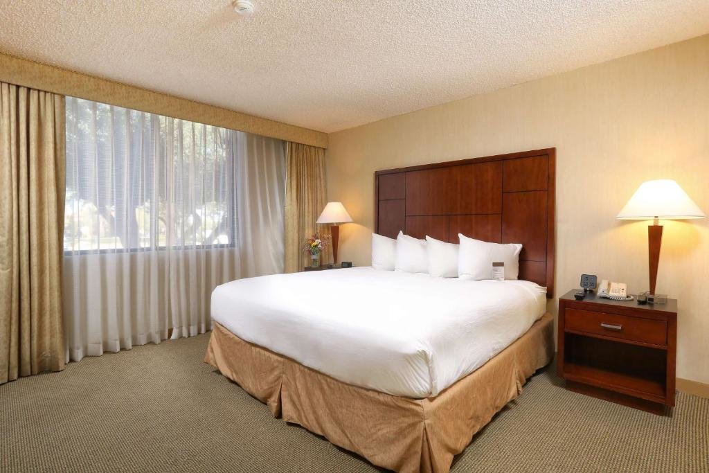 Двухместный люкс с 2 комнатами DoubleTree Suites by Hilton Tucson Airport