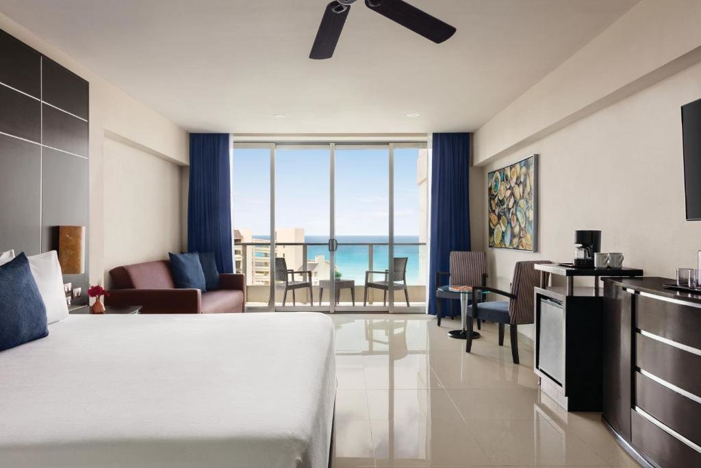 Двухместный люкс Standard с балконом Seadust Cancun Family Resort