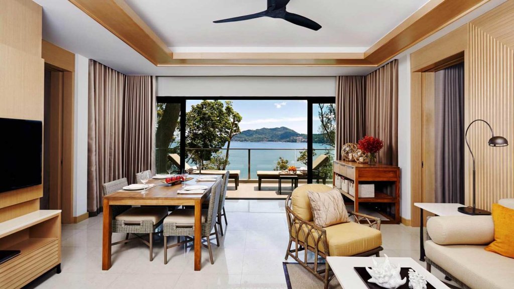 Четырёхместный люкс клубный с 2 комнатами с балконом и с видом на океан Amari Phuket