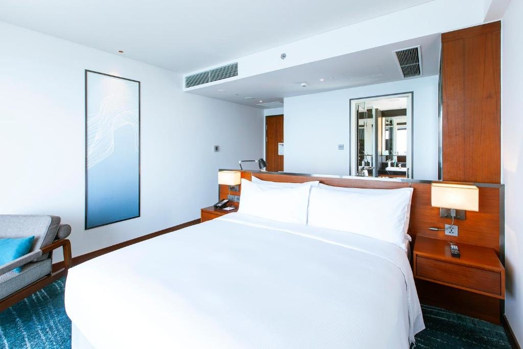 Deluxe Corner Double room with balcony and with ocean view Hilton Garden Inn Da Nang