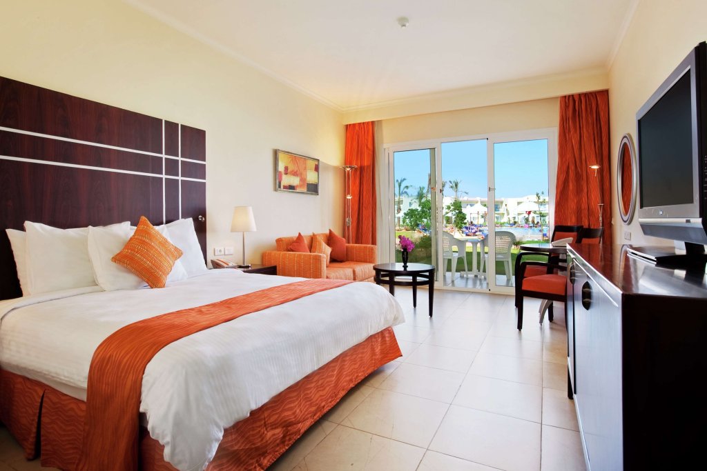 Семейный люкс с 2 комнатами с красивым видом из окна DoubleTree by Hilton Sharks Bay Resort