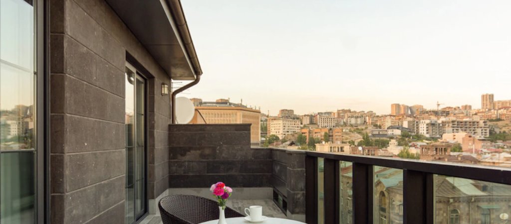 Люкс с балконом Dave Hotel Yerevan