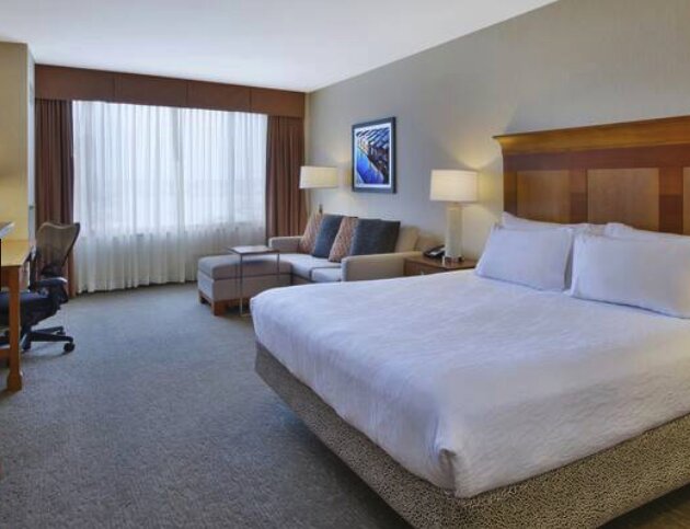 Двухместный номер с диваном-кроватью Deluxe Hilton Garden Inn Portland Downtown Waterfront