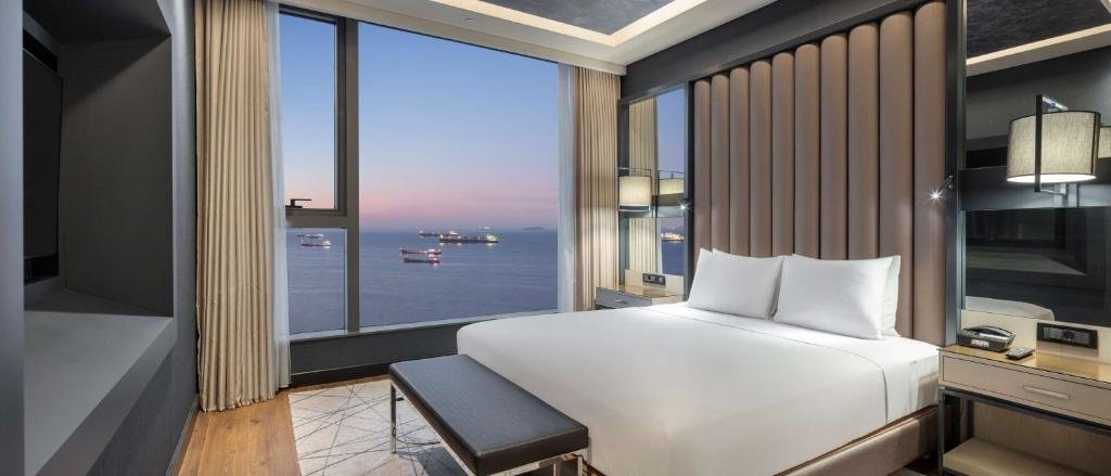 Двухместный люкс Grand Deluxe с видом на море Hilton Istanbul Bakirkoy
