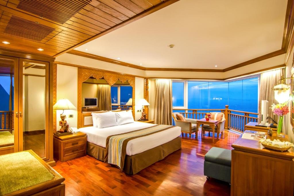 Suite Thai heritage theme Royal Cliff Beach Hotel Pattaya