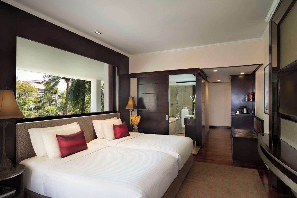 Двухместный полулюкс Deluxe с балконом Anantara Riverside Bangkok Resort