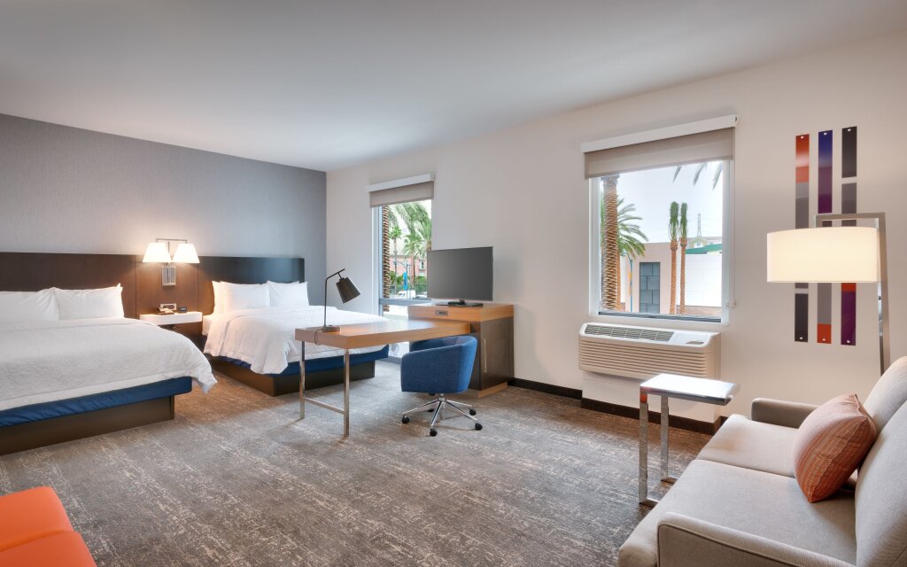 Четырёхместный семейный люкс c 1 комнатой Hampton Inn & Suites Anaheim Resort Convention Center