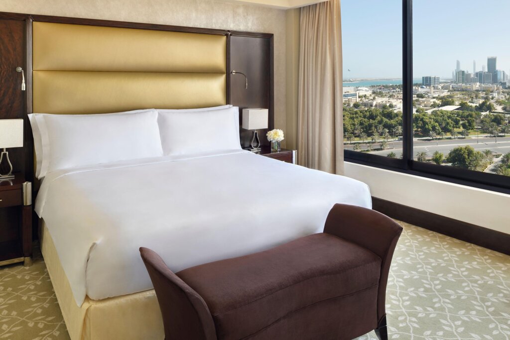 Двухместный люкс Emirates InterContinental Abu Dhabi, an IHG Hotel