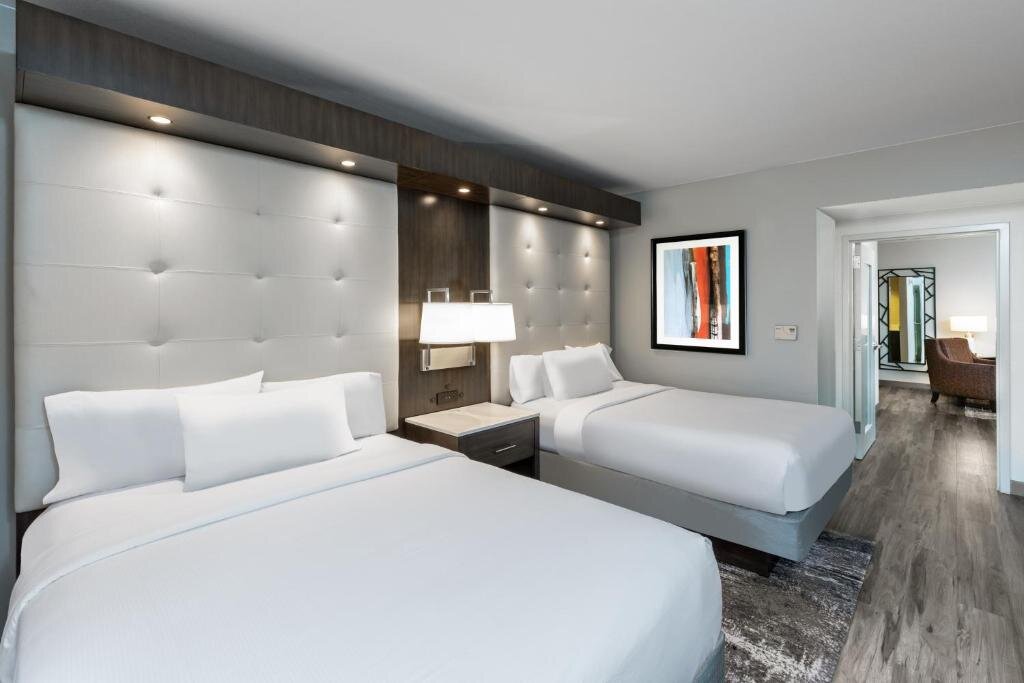Четырёхместный люкс для некурящих с 2 комнатами Embassy Suites by Hilton Houston-Energy Corridor