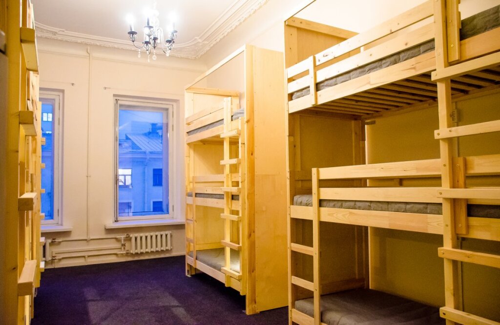 Cama en dormitorio compartido con vista a la ciudad Skandinaviya Hostel
