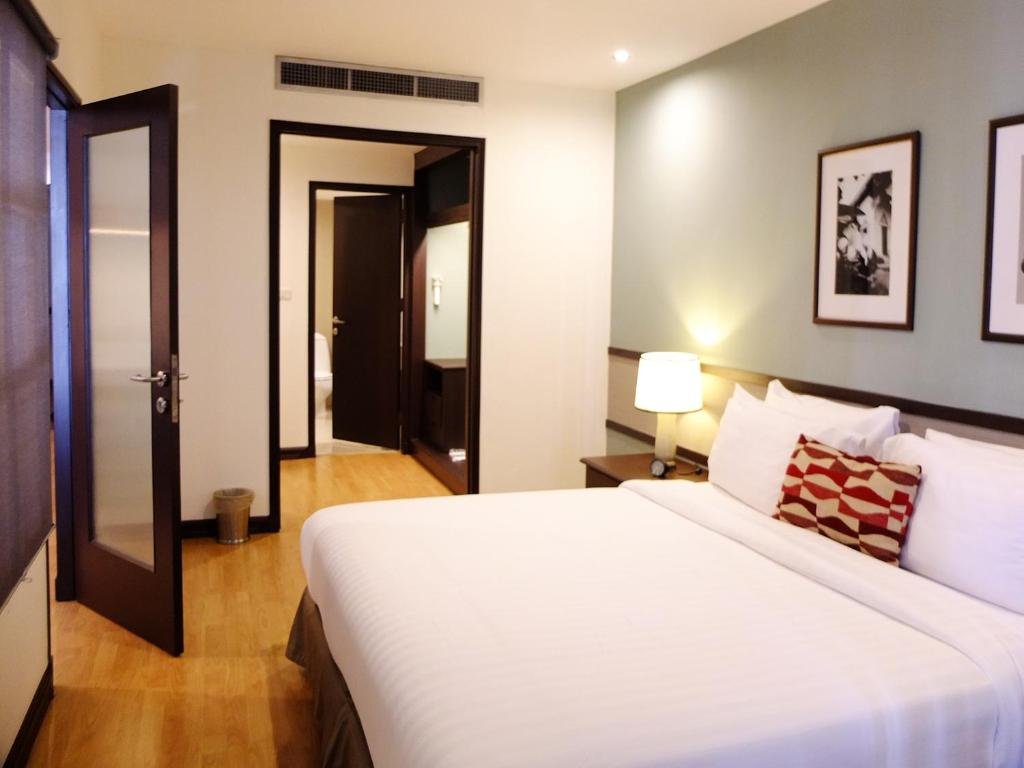 1 Bedroom Double Suite with pool view Evergreen Place Siam