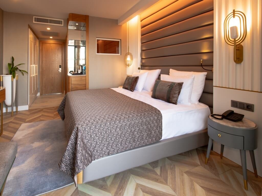 Camera doppia Comfort Standard con balcone e con parziale vista mare Alexia Resort & Spa