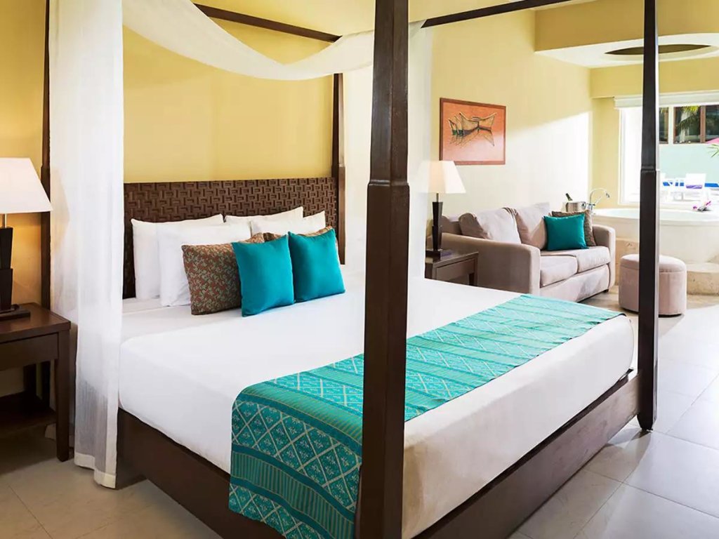 Connecting Luxury Quadruple Suite with ocean view Azul Beach Resort Sensatori Mexico