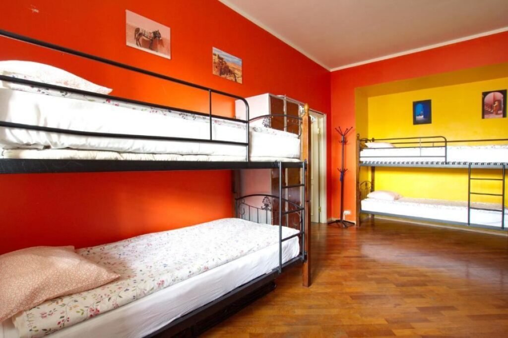 Cama en dormitorio compartido To be Living Quarters