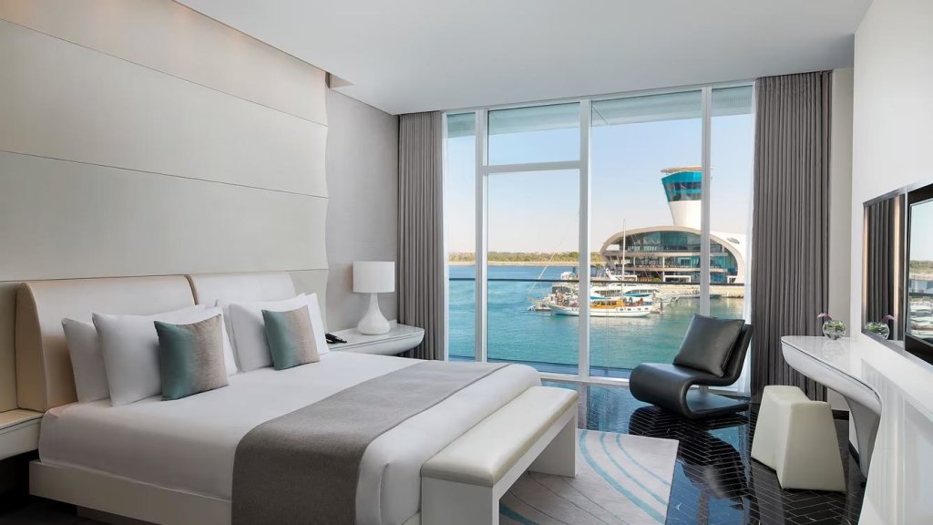 Четырёхместный люкс Connecting Mega с 2 комнатами с балконом W Abu Dhabi - Yas Island