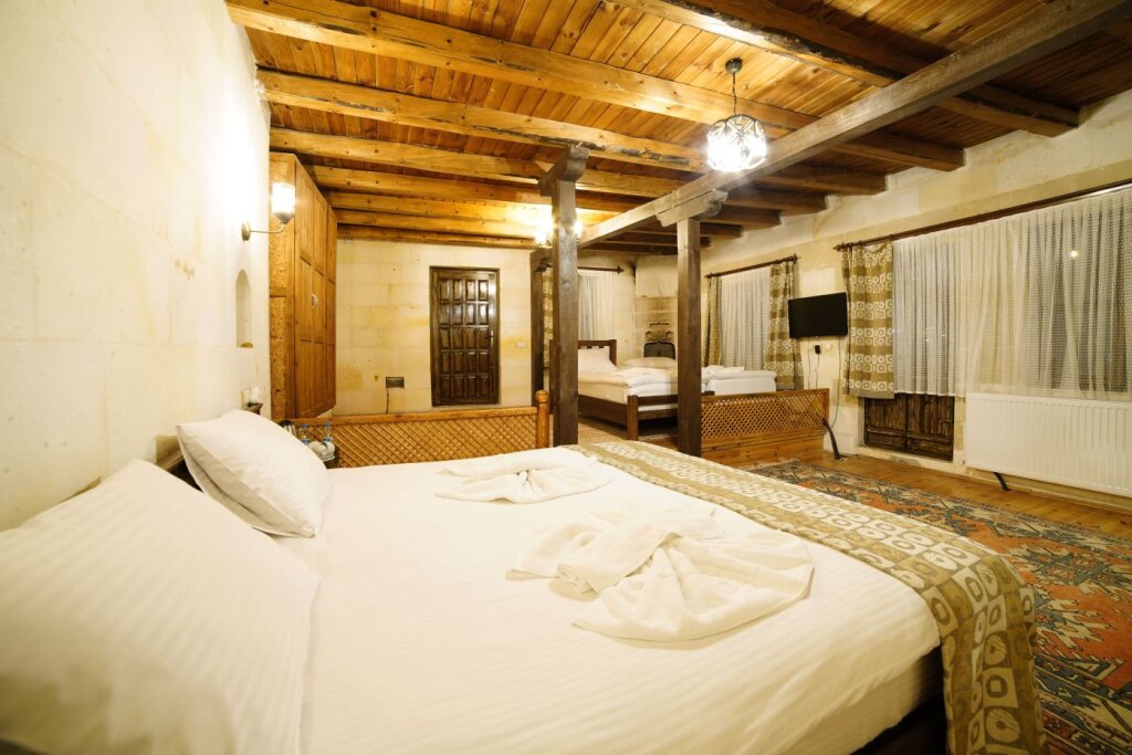 Четырёхместный люкс с джакузи семейный Deluxe Cappadocia Caves Hotel