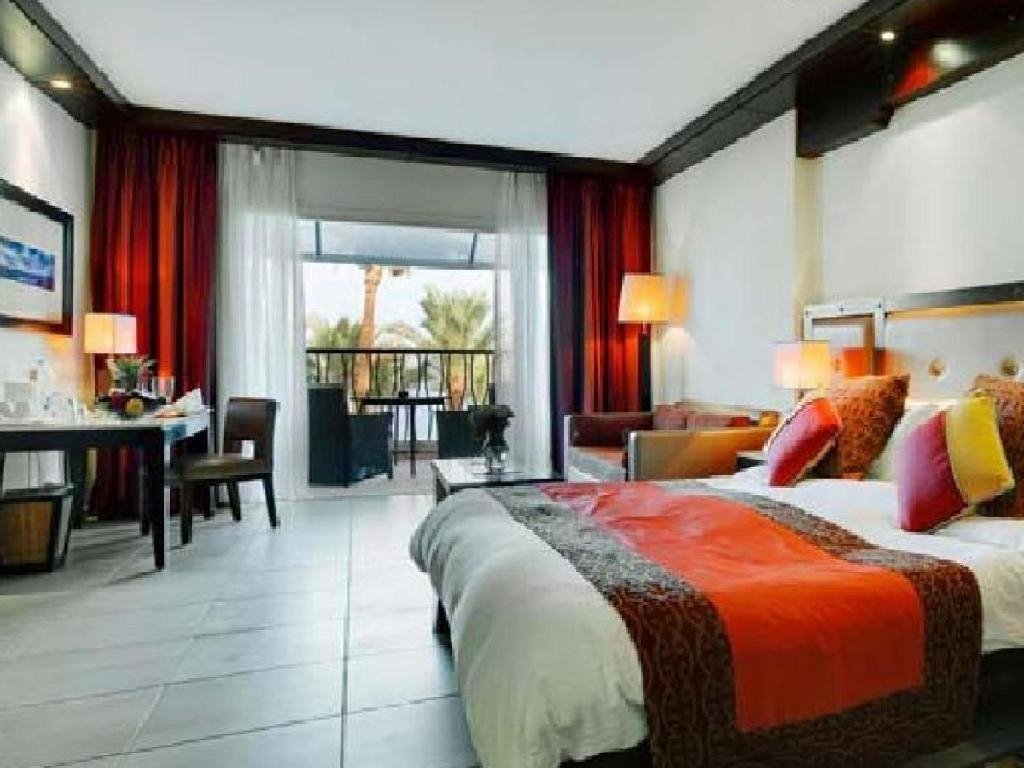 Двухместный Lounge Access люкс c 1 комнатой с видом на бассейн Grand Rotana Hotel Resort and Spa