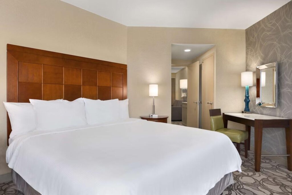 Четырёхместный люкс 2 Bath с 2 комнатами Embassy Suites San Antonio Airport