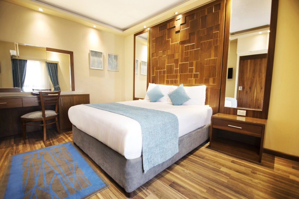 Люкс Deluxe с 2 комнатами Pyramisa Suites Hotel Cairo