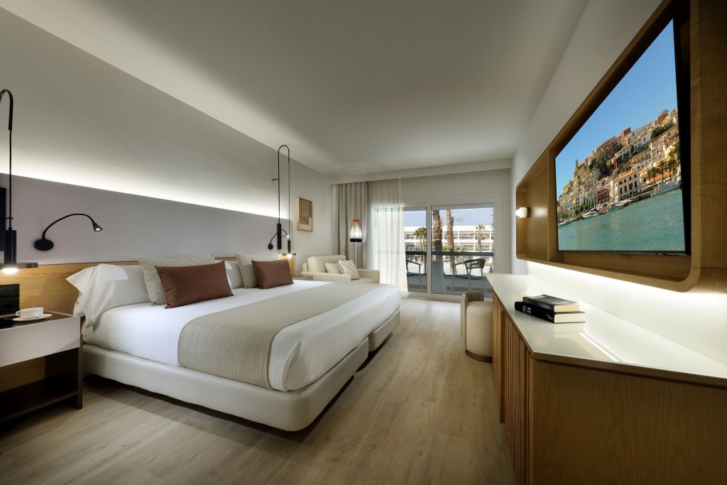 Двухместный номер Deluxe с видом на бассейн Grand Palladium Palace Ibiza Resort & Spa