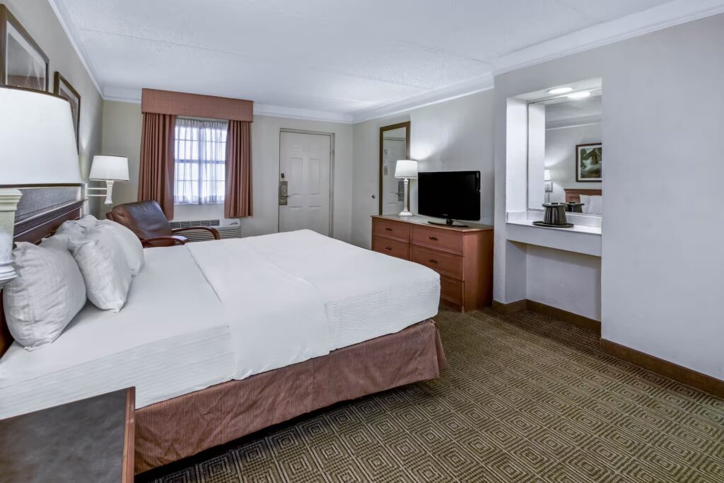 Deluxe Mobility Accessible room La Quinta Inn by Wyndham San Antonio I-35 N at Rittiman Rd