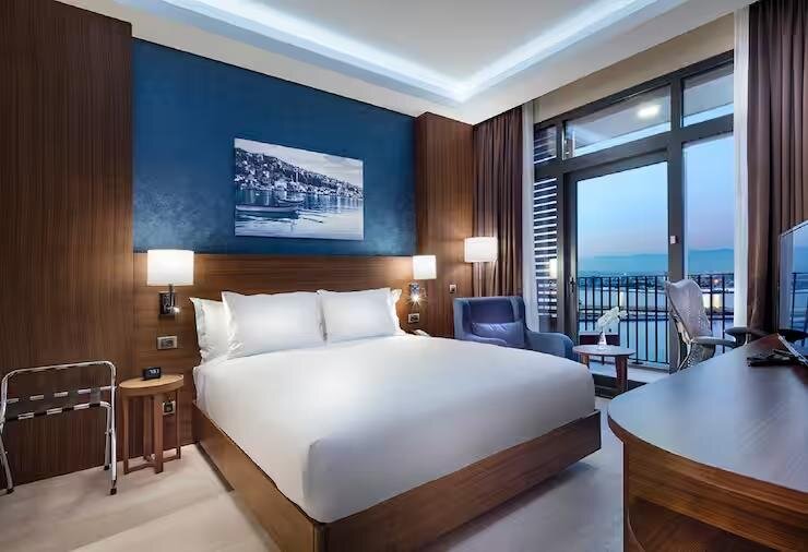 Двухместный люкс c 1 комнатой с видом на море Hilton Garden Inn Izmir Bayrakli