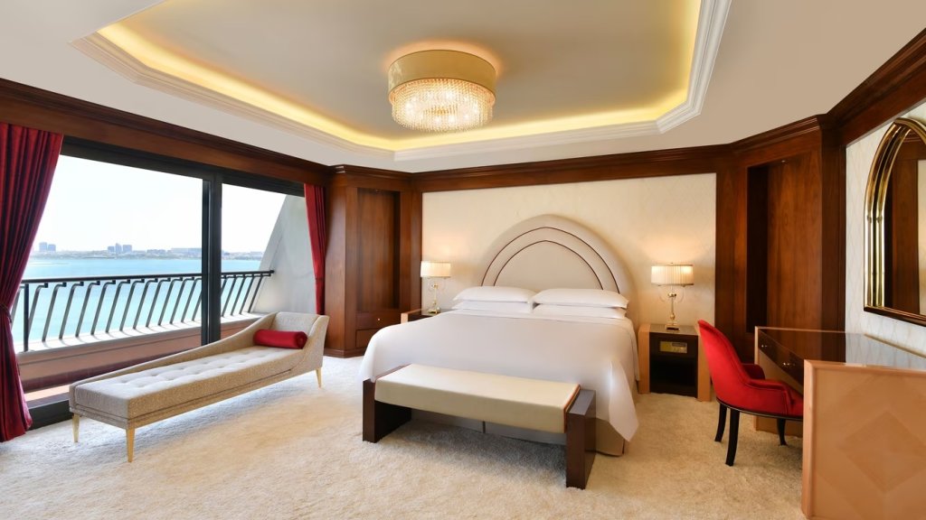 Двухместный люкс Head of State с балконом и с видом на море Sheraton Grand Doha Resort & Convention Hotel