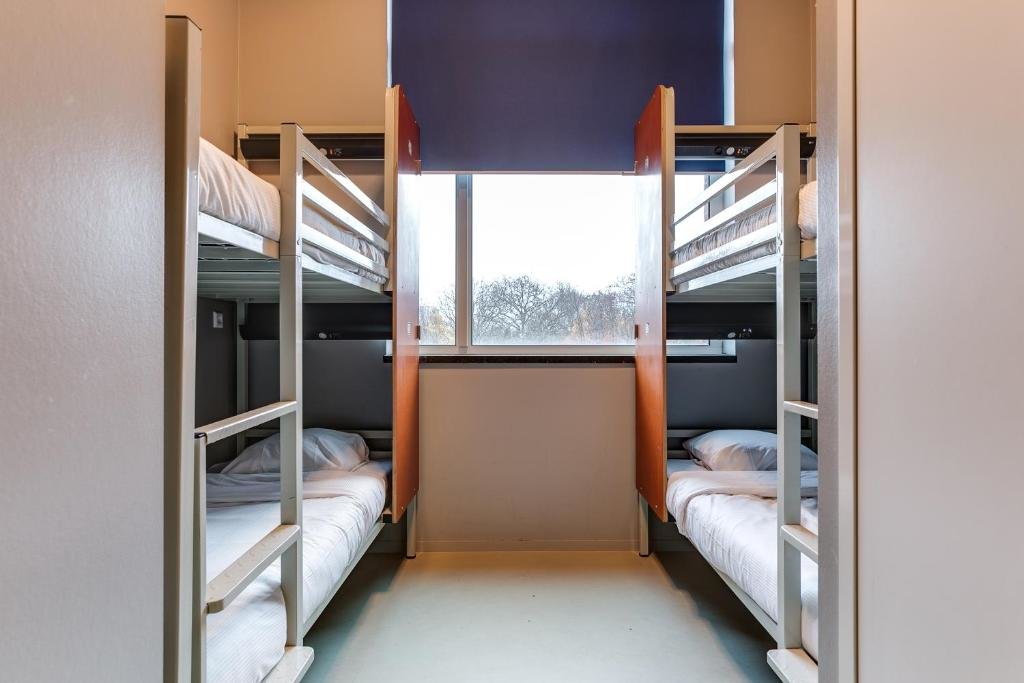 Кровать в общем номере (женский номер) ClinkNOORD Hostel