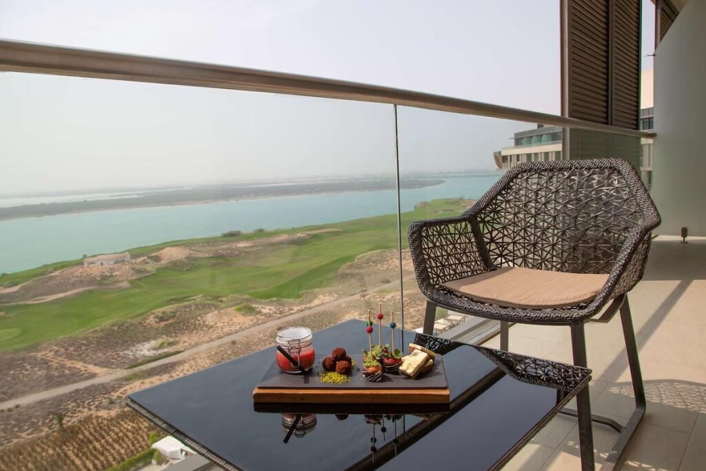 Люкс Deluxe с балконом Radisson Blu Hotel, Abu Dhabi Yas Island