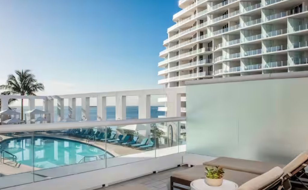 Люкс c 1 комнатой с балконом и с видом на бассейн Conrad Fort Lauderdale Beach