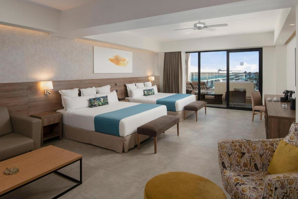 Четырёхместный люкс с джакузи Luxury с видом на океан Serenade Punta Cana Beach & Spa Resort