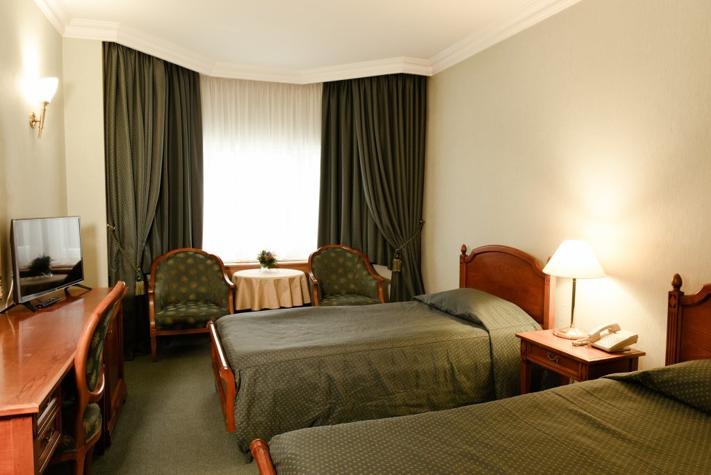 Кровать в общем номере Отель Когалым